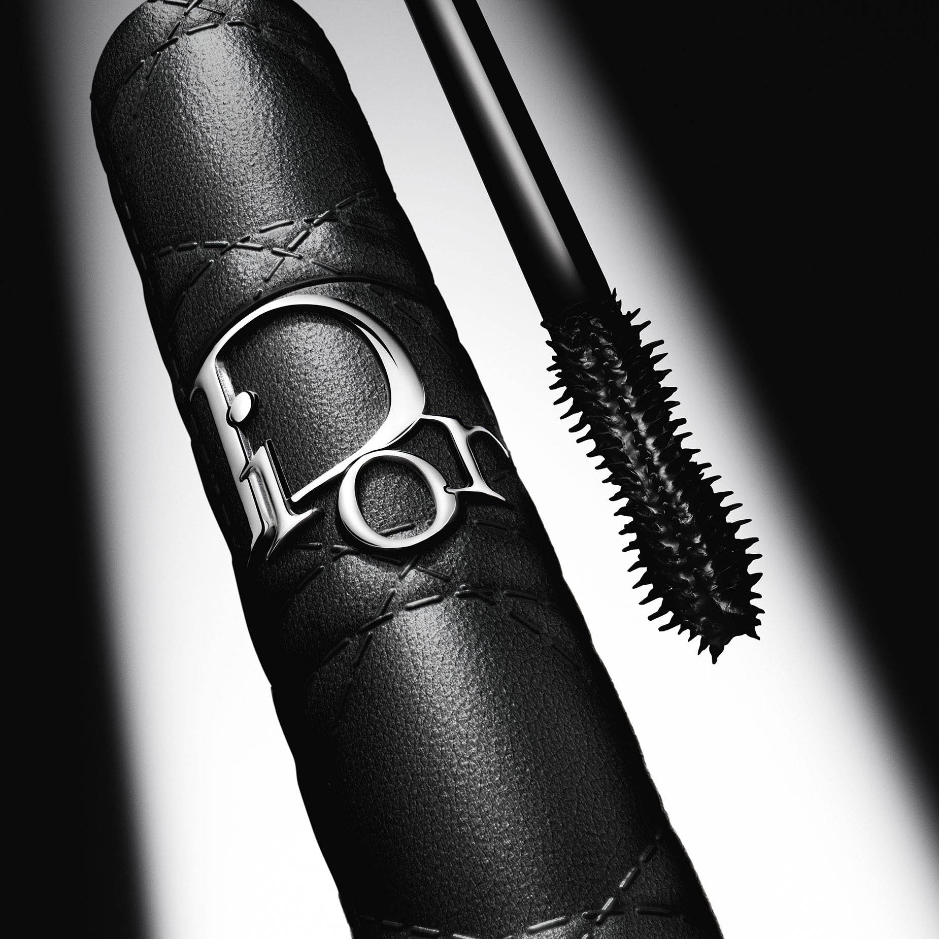 Diorshow Overvolume - מסקרה המעניקה תוספת נפח דרמטית לאפקט ריסים מלאכותיים