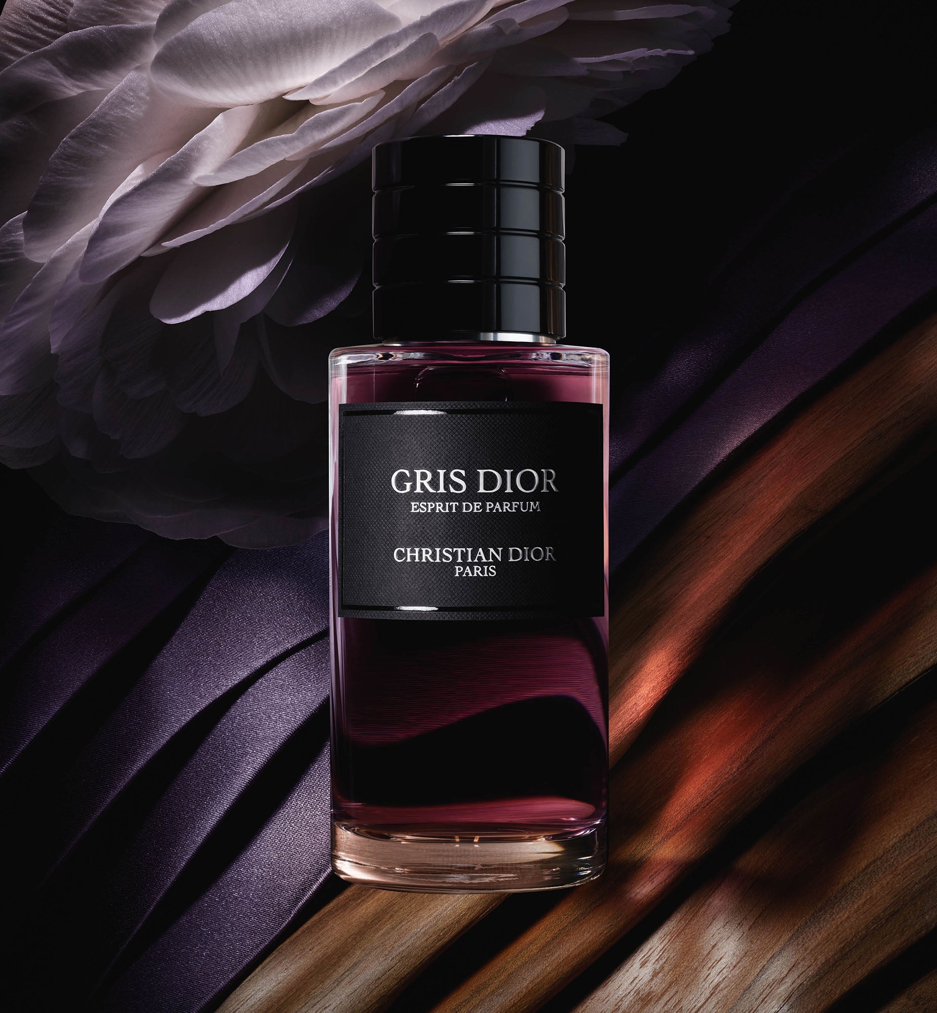 A24F026_LCPESPRITSDEPARFUM_SOLOGRISDIOR_Mood_1850x2000_3becefd3-6fb3-4200-a056-1c0682a334c8.jpg