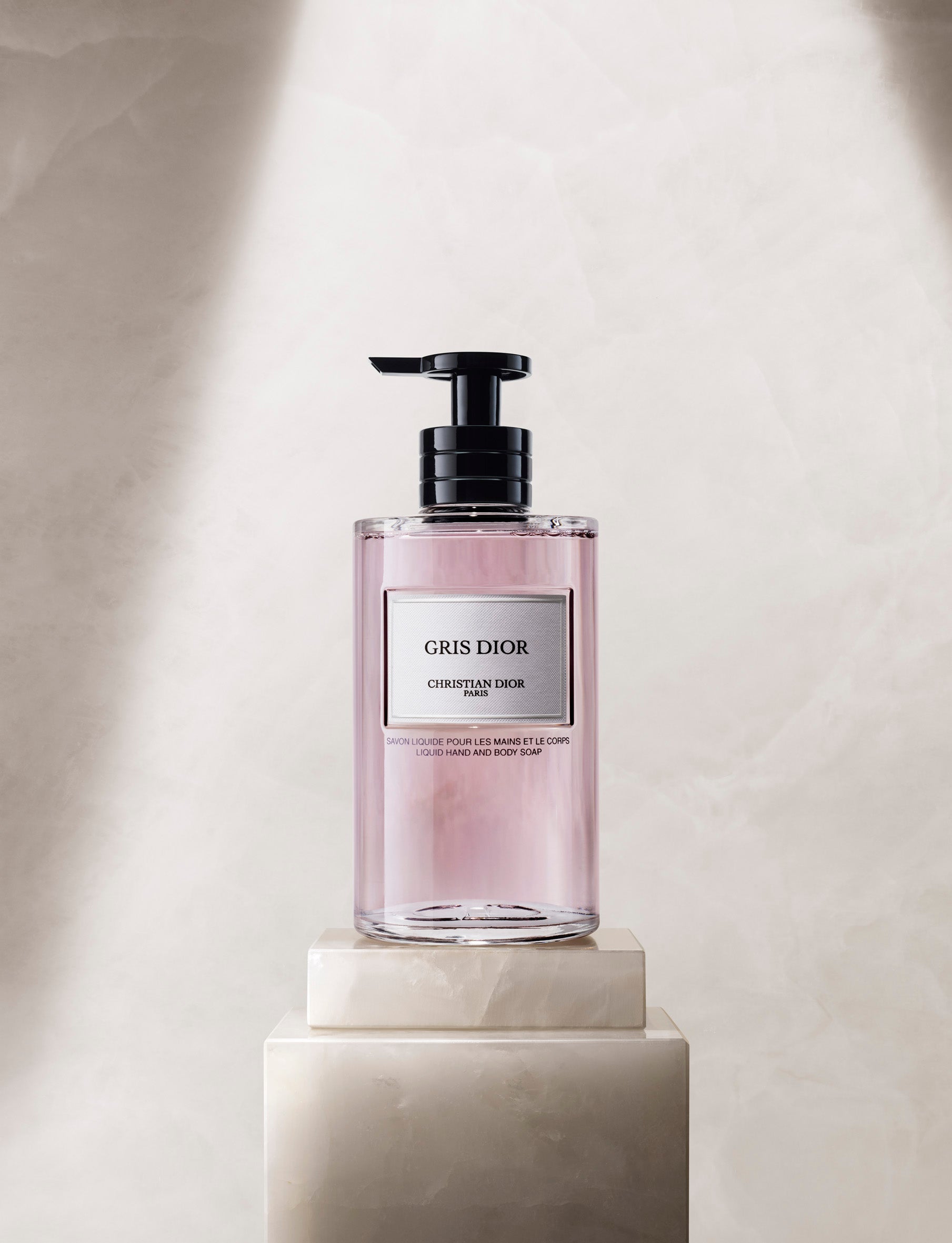 A25_DIOR_COM_P17I_SAVON_GRIS_DIOR_aaf2e2cc-9323-483f-bf16-9a94d8184a7d.jpg