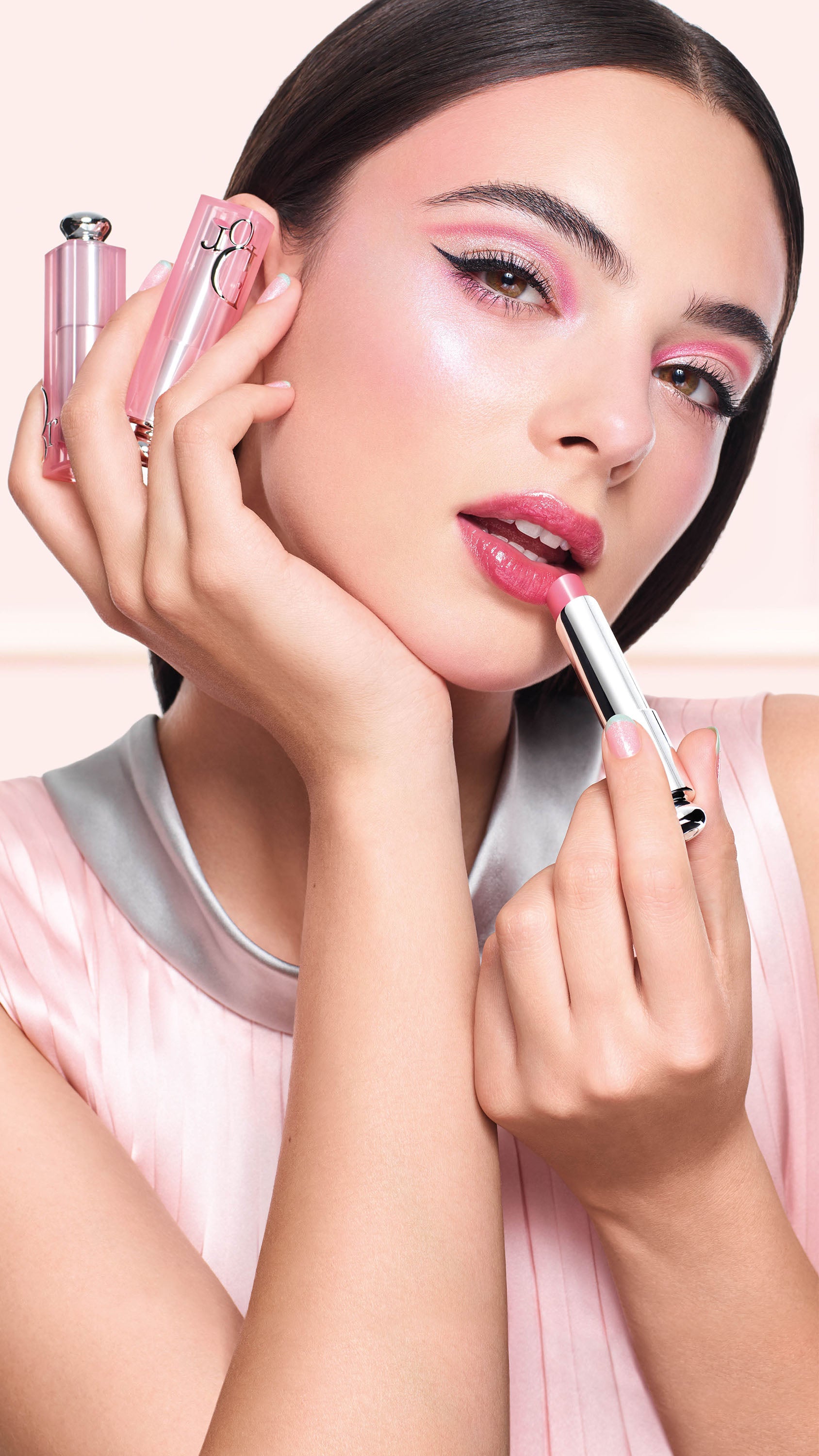A26_SPRING_LOOK_DiorCom_Marketing_Deva_Ultra_Pink_1688x3000_1.jpg