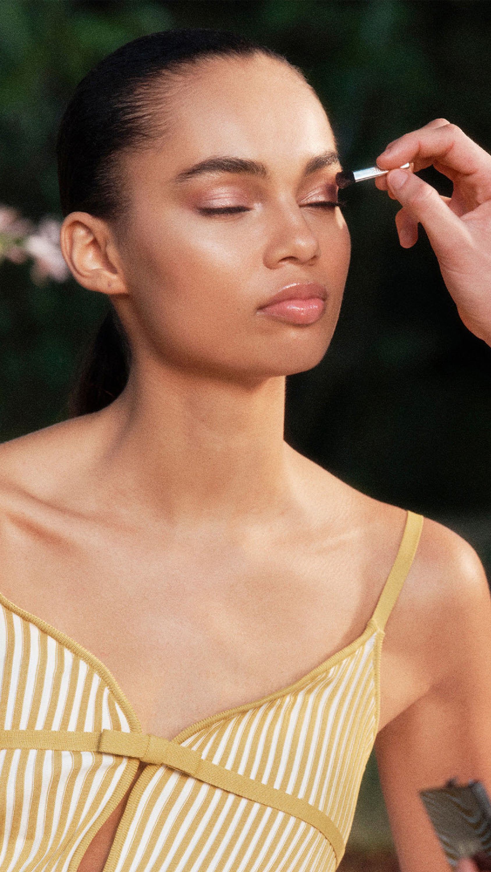 A26_SUMMER_ANIM_2025_10_30_DIOR_PCD_Colle_Noire_Set_Jardin_3505_1688x3000_f6d4f320-5d2b-4137-b7ea-d329203675f8.jpg