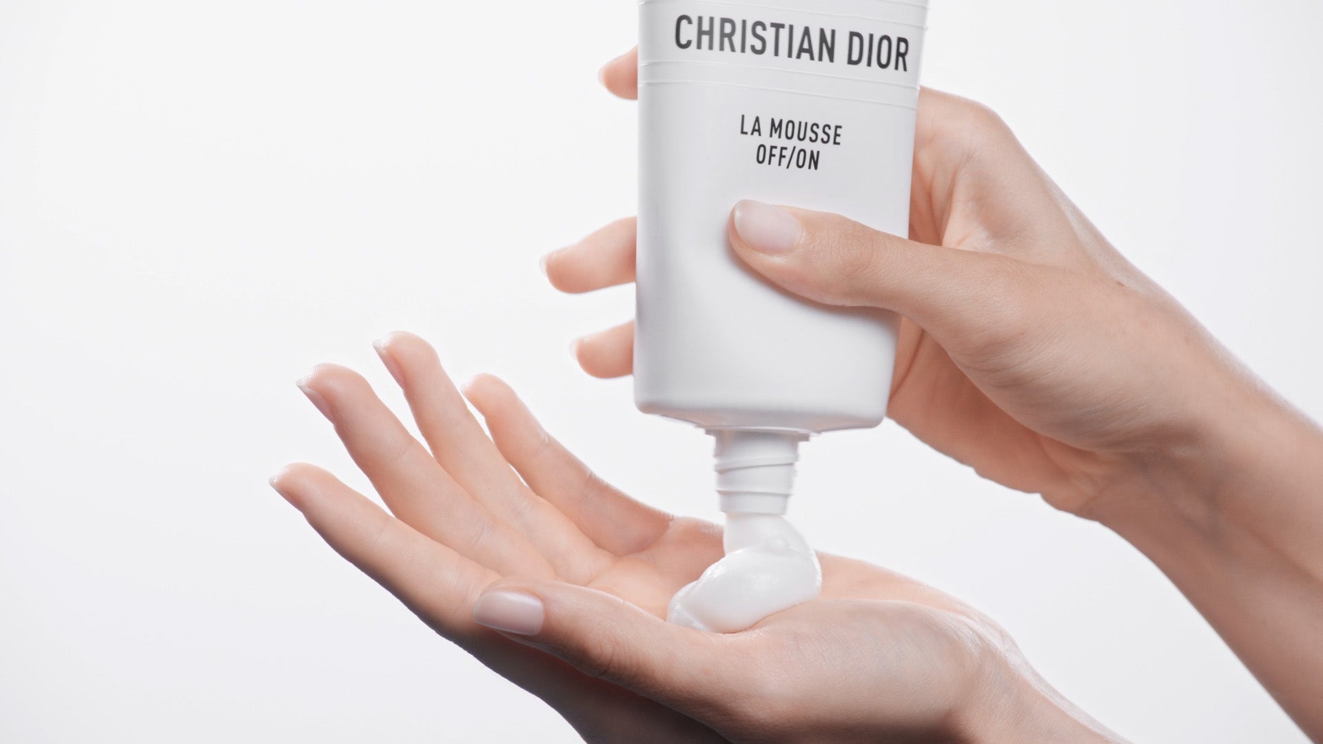 DIOR_D_LINE_ASMR_Mousse_Jisoo_5s_16-9_POSTER.jpg