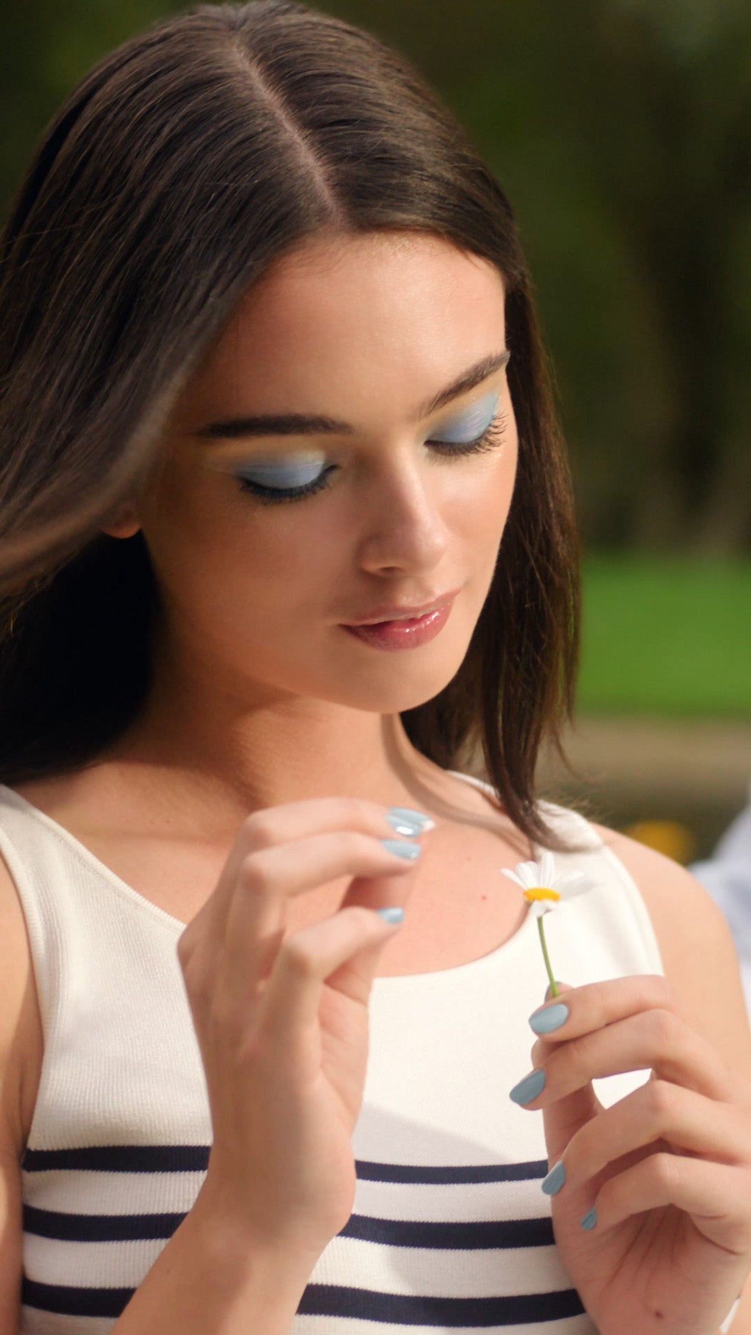 DIOR_SUMMER_MAKEUP_BLUE_WW_9x16_15s_POSTER_1.jpg