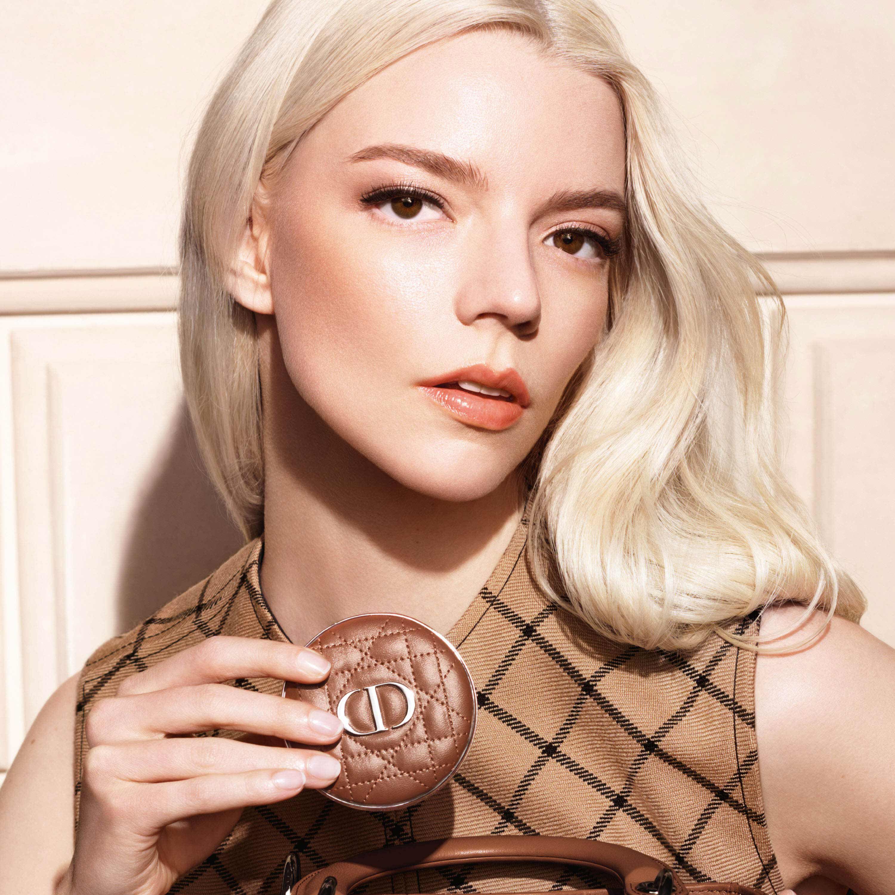 Forever-Janv25_Model_Solo-Anya-Bronzer-2_3000x3000_e3d277d5-9d3f-479e-9f1a-3ff6b7f9e9ec.jpg