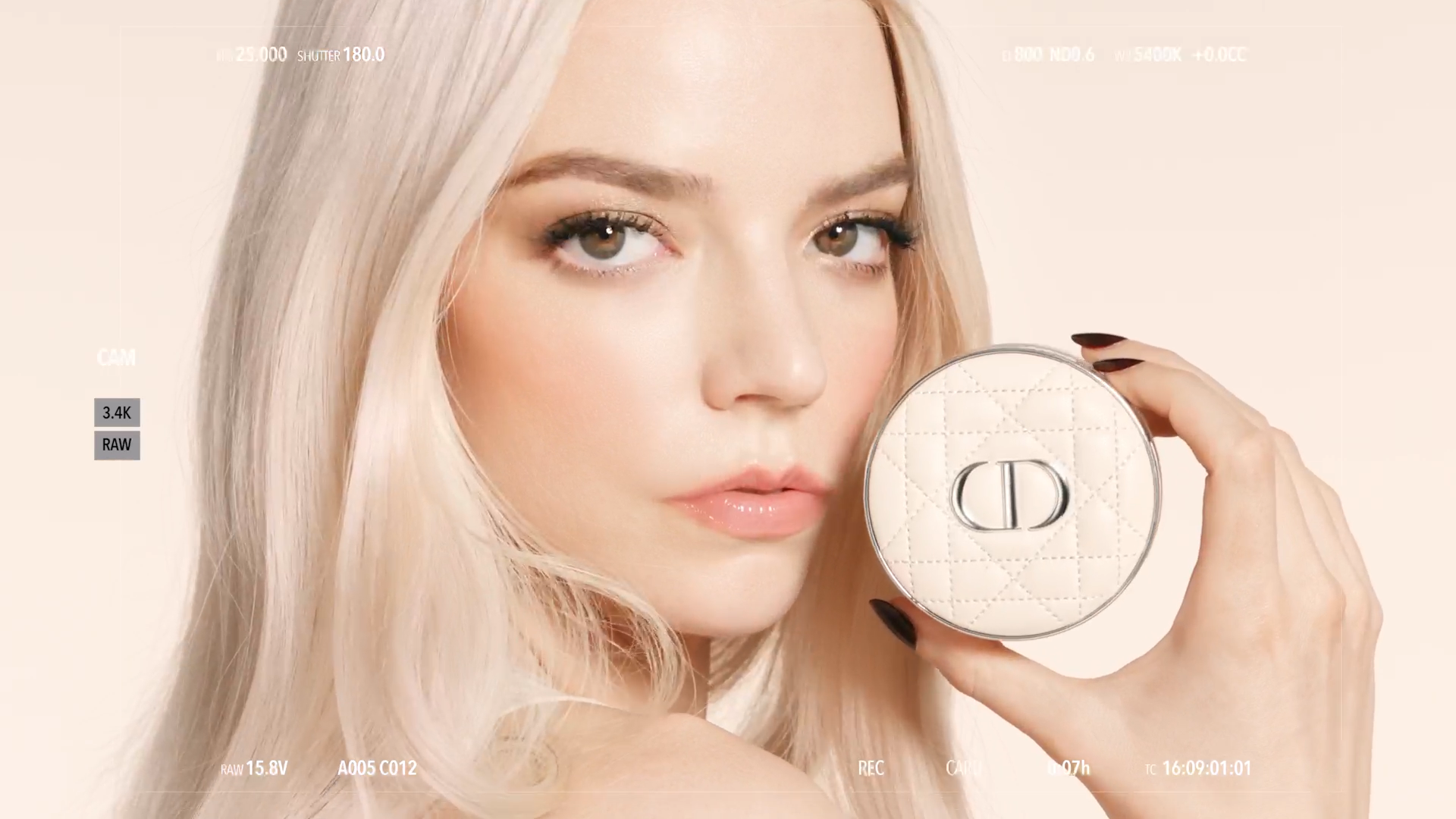 POSTERTVC_SKIN_GLOW_LOOSE_POWDER_20s_16-9_VI.png